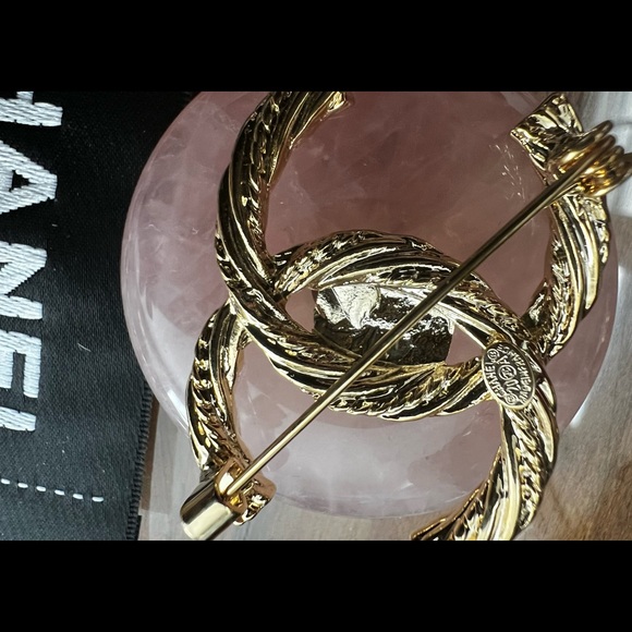 🌹CHANEL BROACH  🌹SEE PICS  🌹OPEN TO TRADE with reputable P♥️SH Seller - Picture 4 of 16